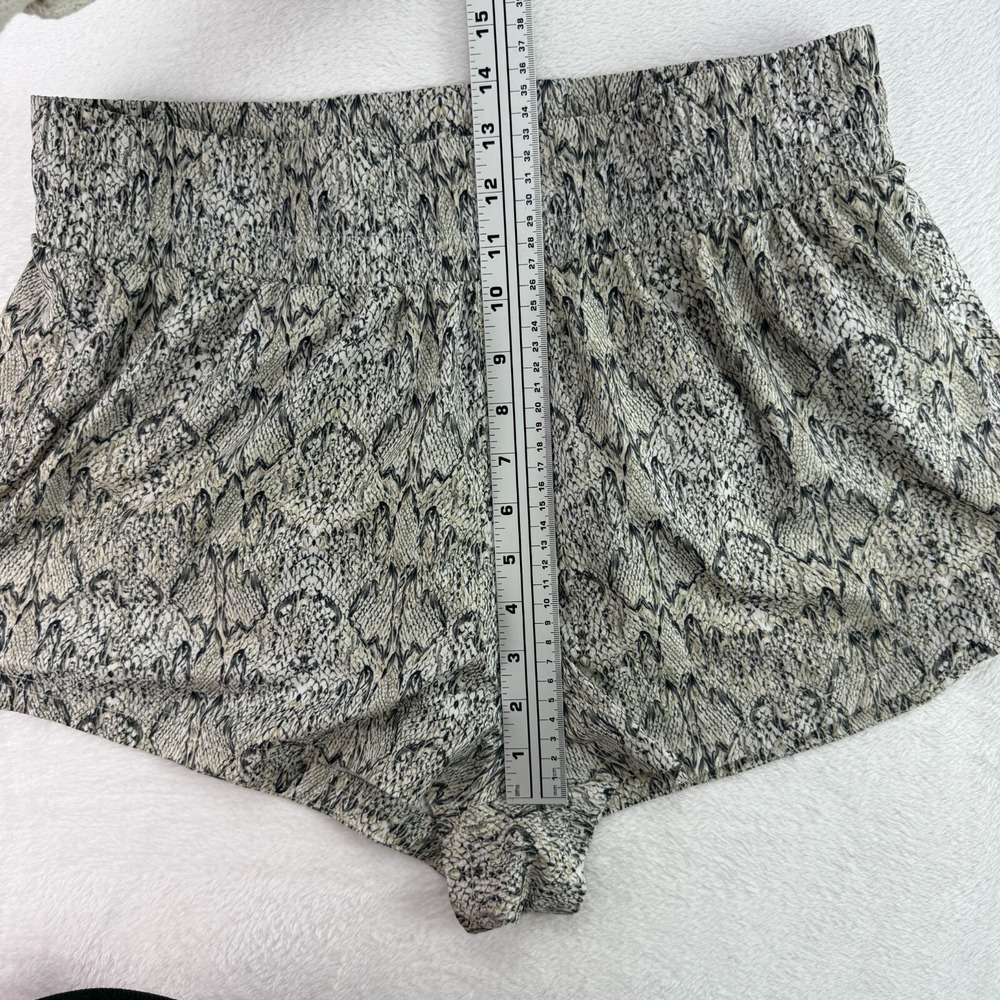 Varley Womens Kallin Running Shorts Sz L Animal Snake Print Gym Athletic Workout - Picture 13 of 13